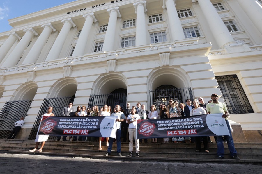 Ato público no Fórum Ruy Barbosa marca início da greve das defensoras e defensores públicos da Bahia.